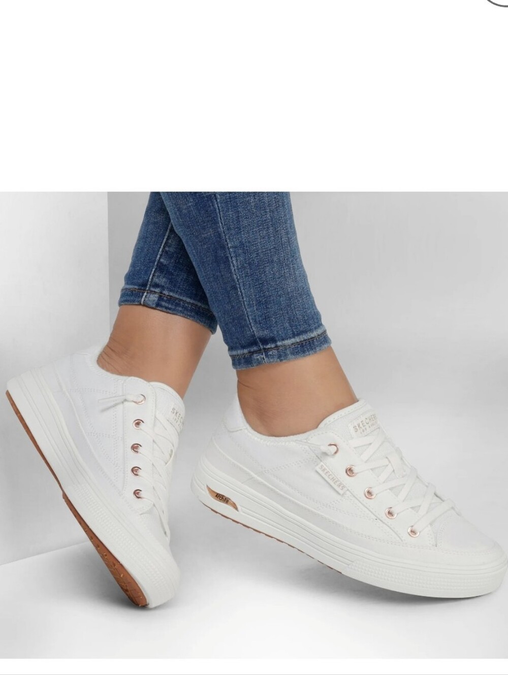 Skechers Arch Fit Arcade Meet Ya There Size 8.5 White Gold